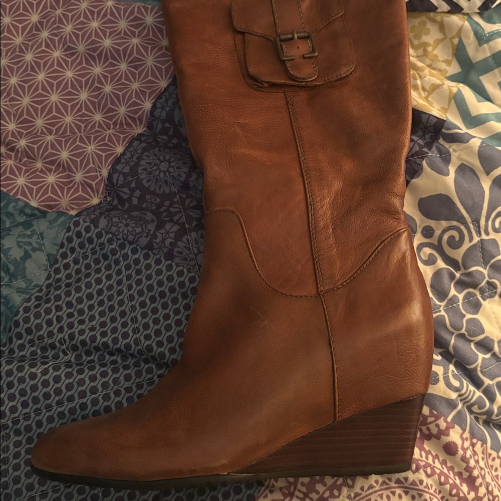 New brown leather wedge boots with side pocket that buttons closed size 7 1/2